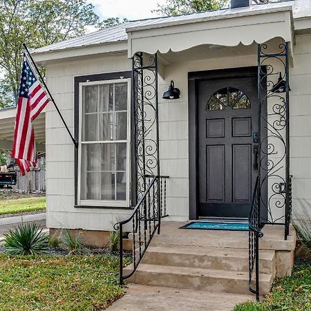 Southern Charm - Near Main With Hot Tub Fredericksburg Esterno foto