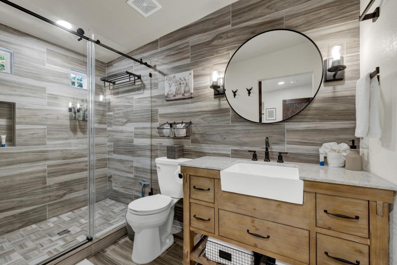Southern Charm - Near Main With Hot Tub Fredericksburg Esterno foto