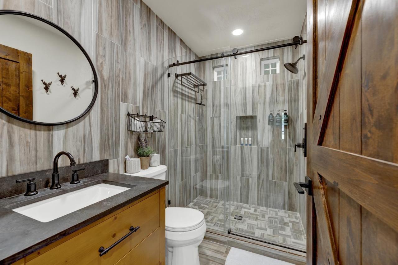 Southern Charm - Near Main With Hot Tub Fredericksburg Esterno foto