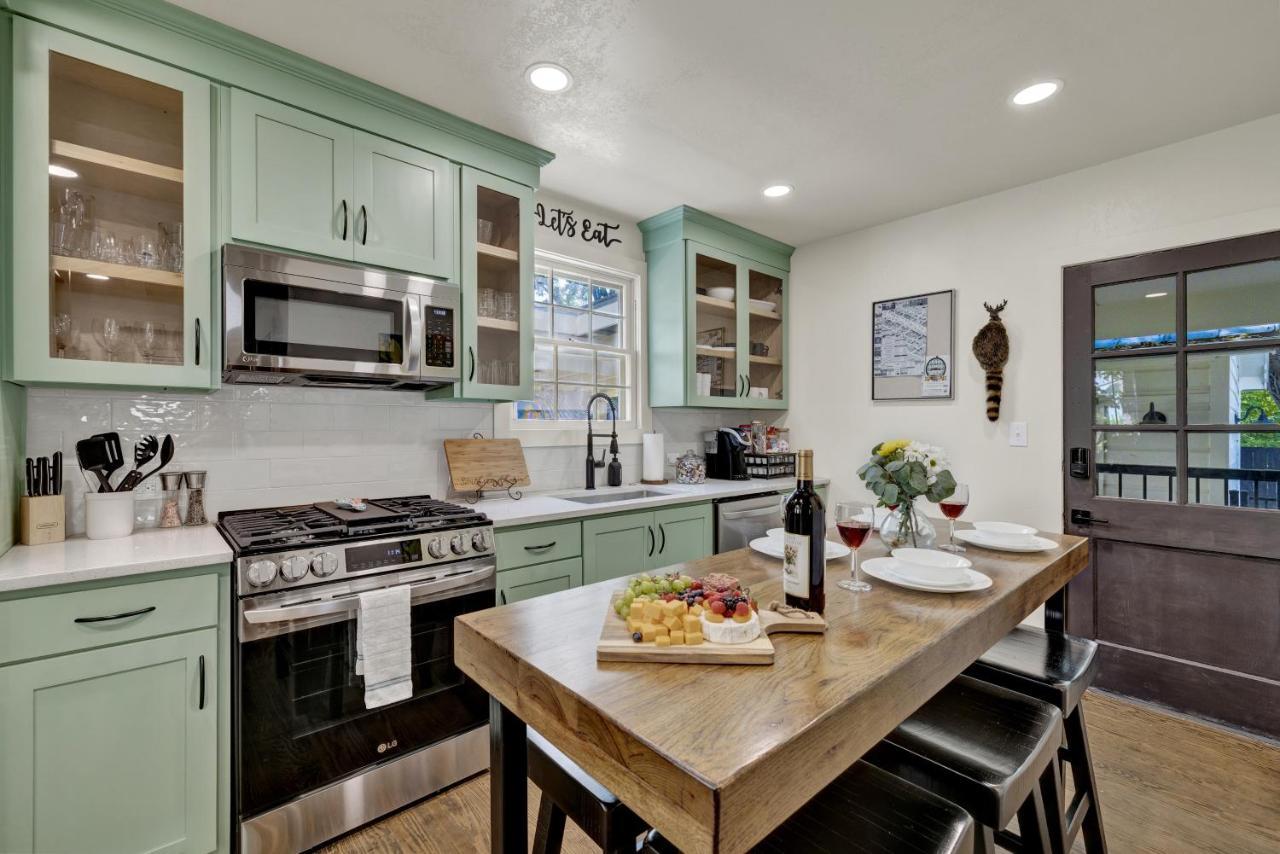 Southern Charm - Near Main With Hot Tub Fredericksburg Esterno foto