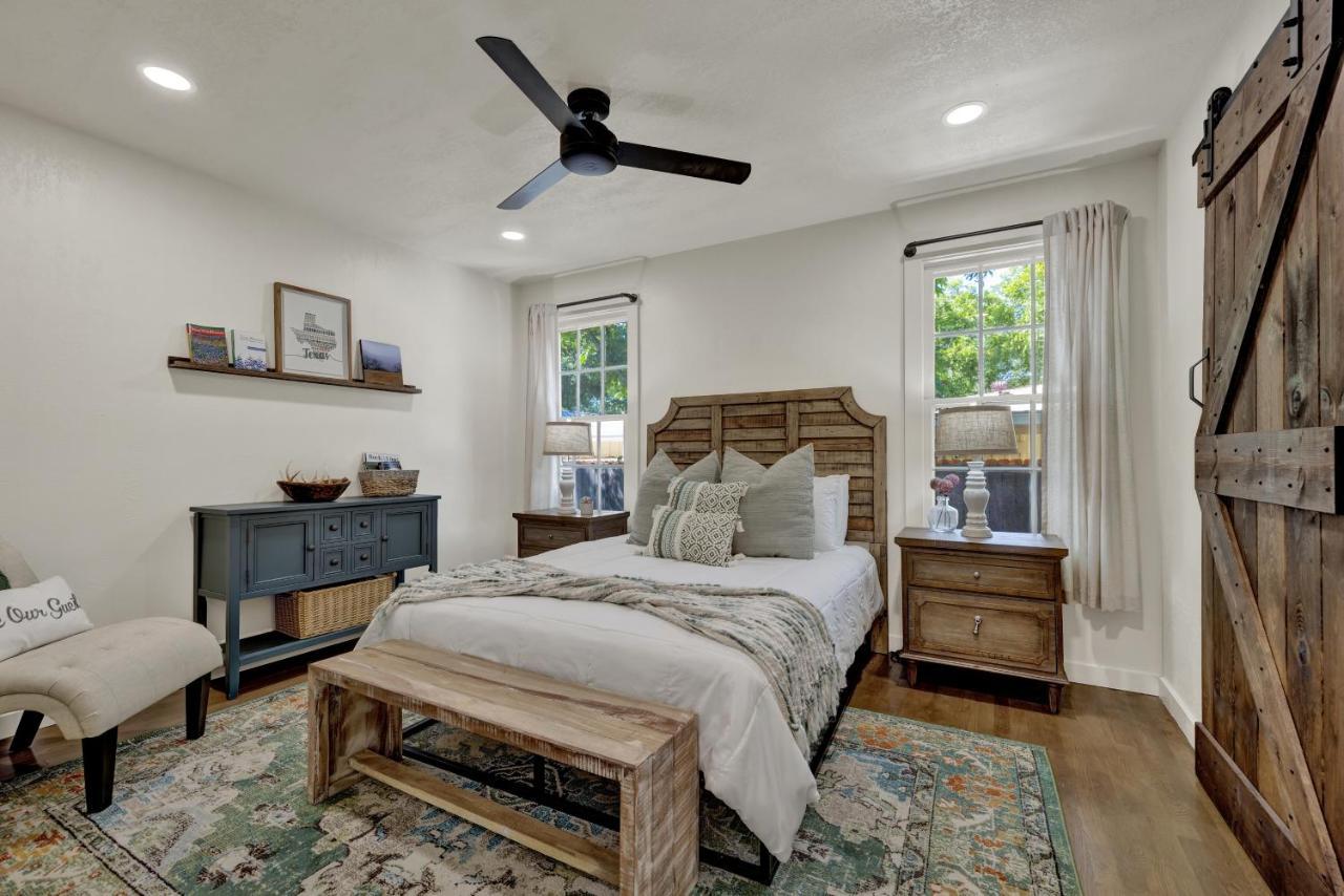 Southern Charm - Near Main With Hot Tub Fredericksburg Esterno foto