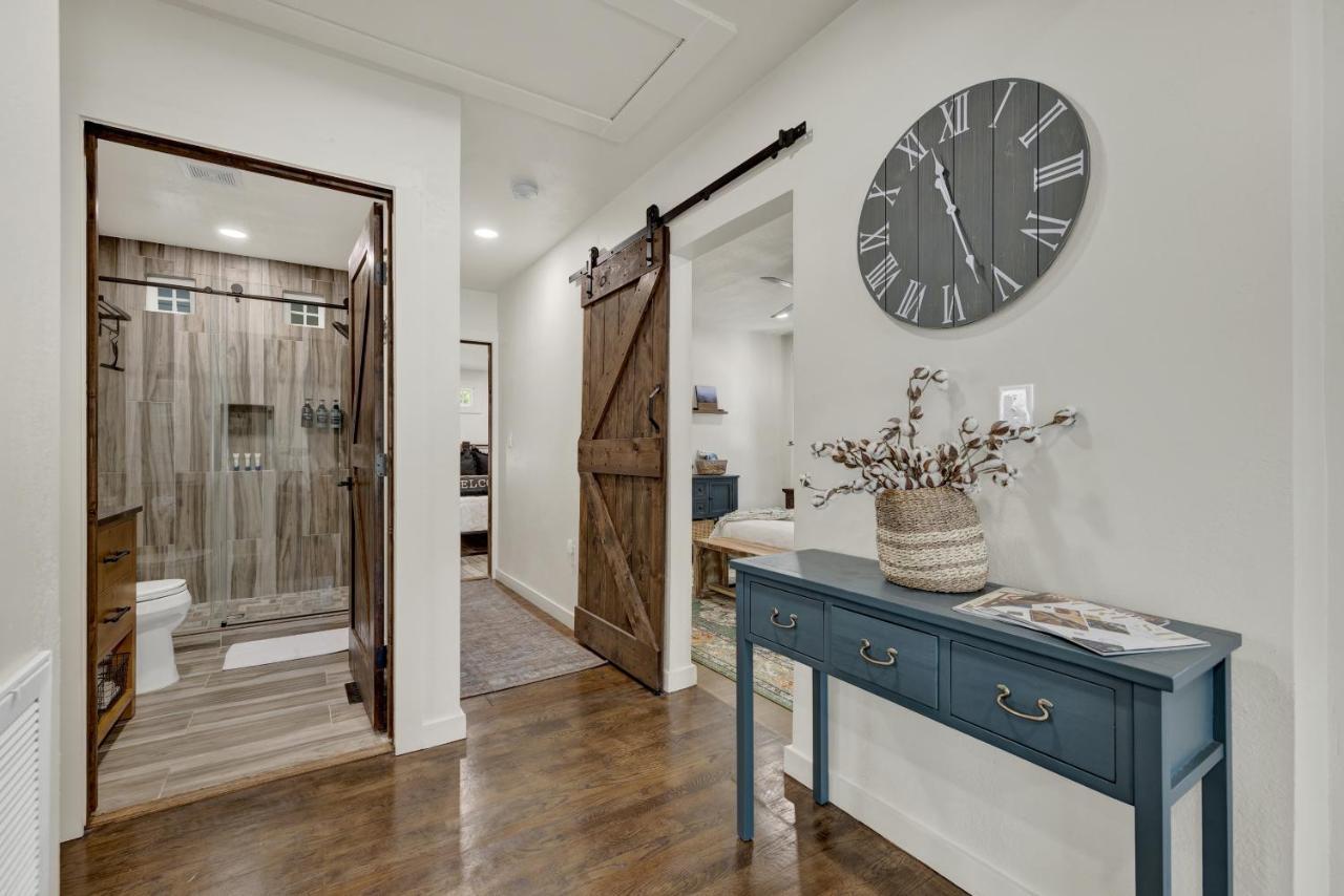 Southern Charm - Near Main With Hot Tub Fredericksburg Esterno foto