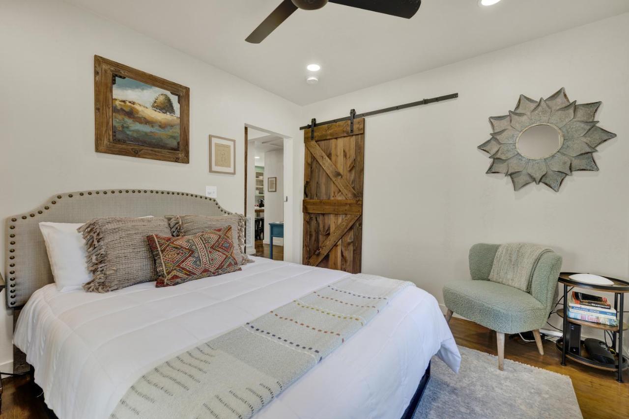 Southern Charm - Near Main With Hot Tub Fredericksburg Esterno foto