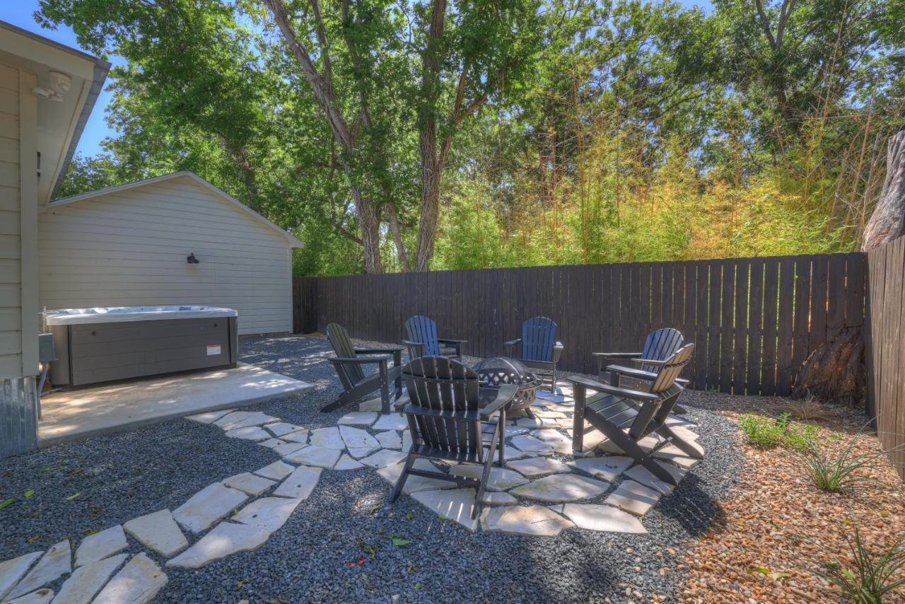 Southern Charm - Near Main With Hot Tub Fredericksburg Esterno foto