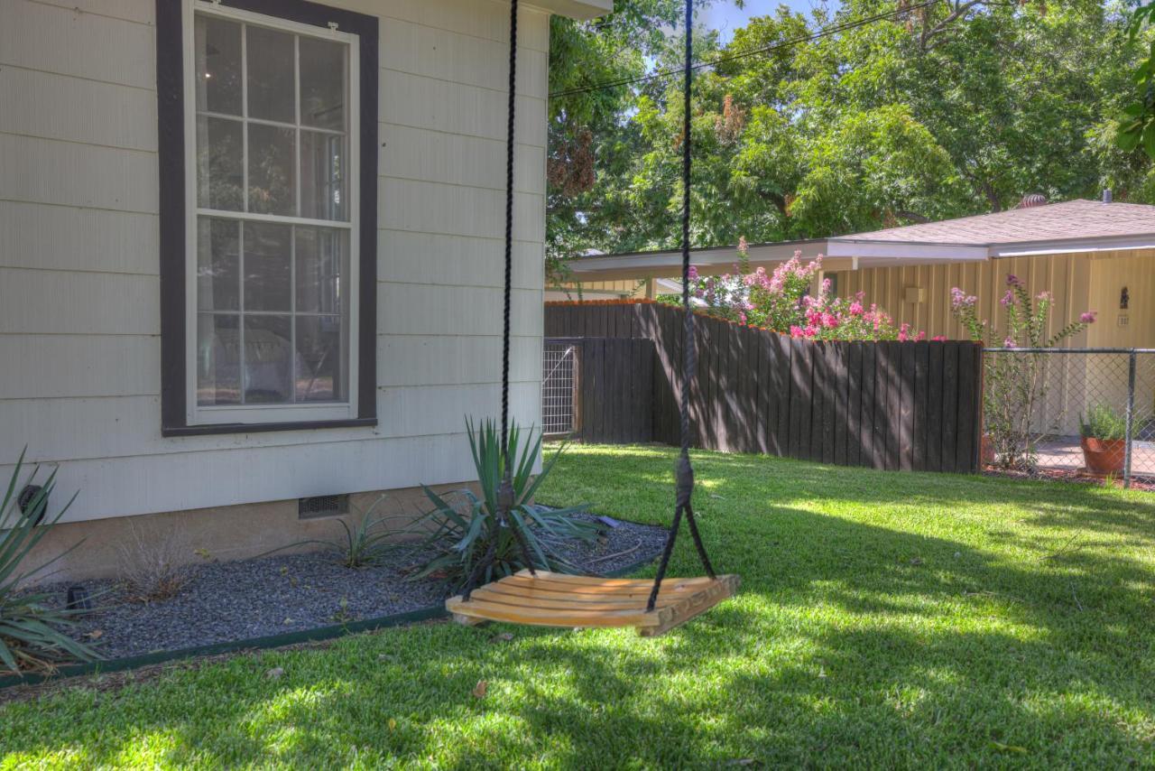 Southern Charm - Near Main With Hot Tub Fredericksburg Esterno foto