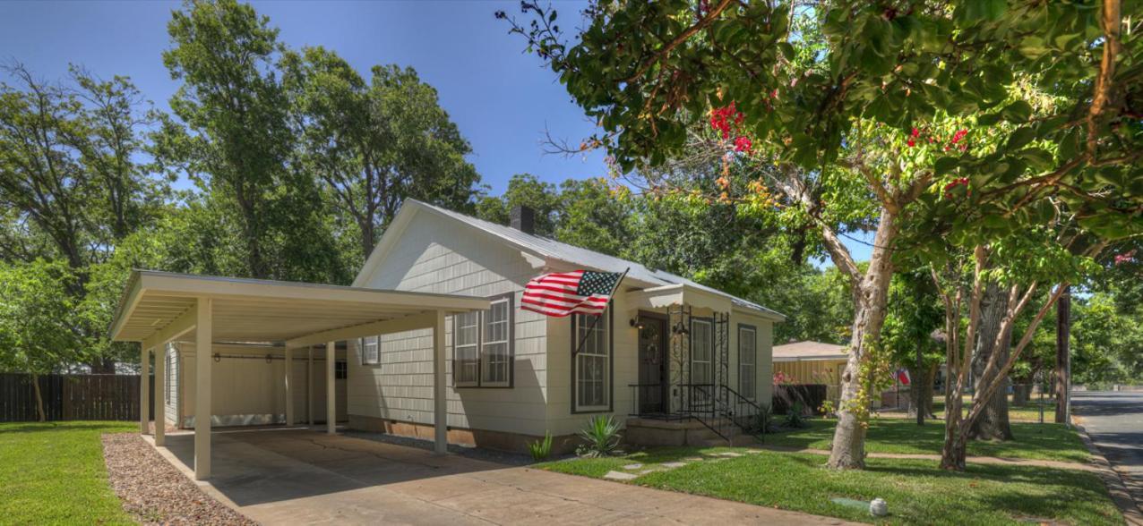 Southern Charm - Near Main With Hot Tub Fredericksburg Esterno foto